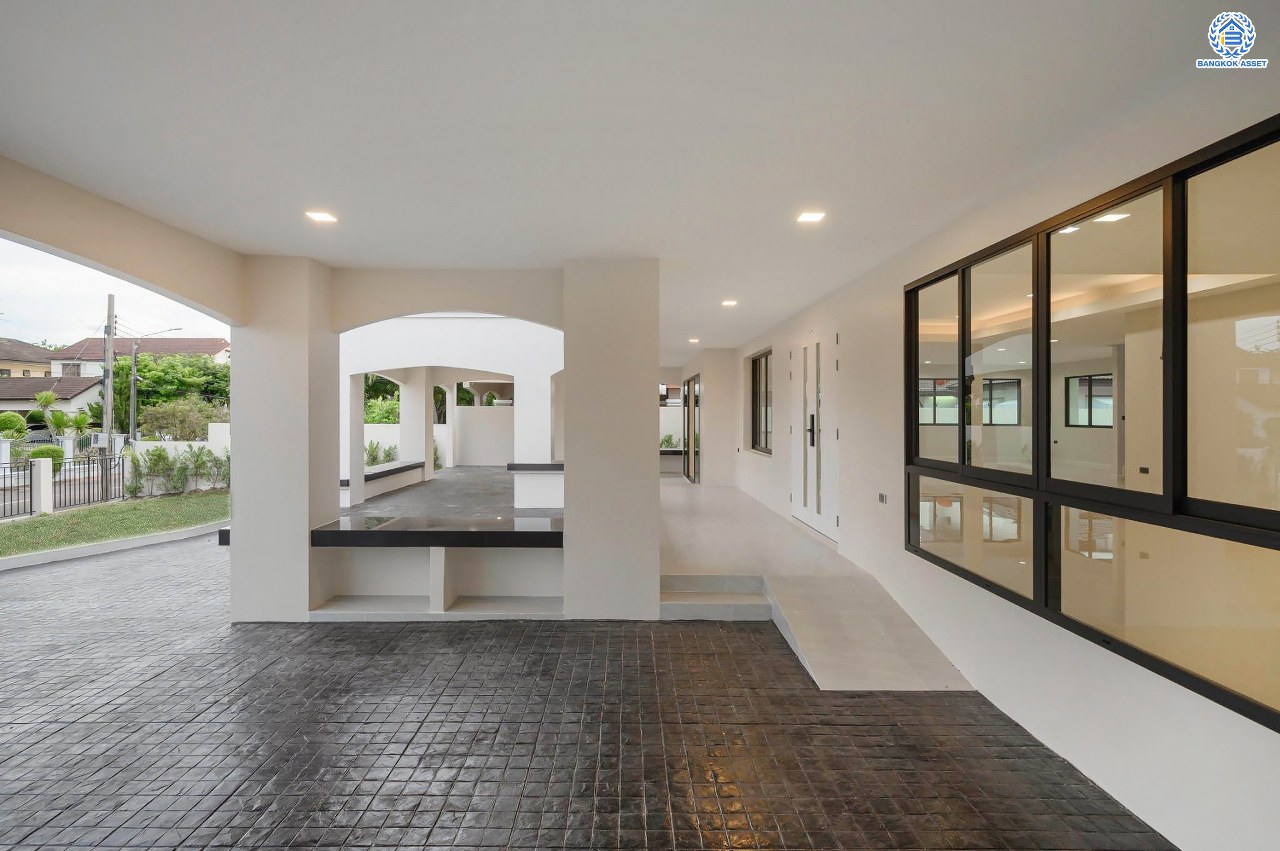 บ้านเดี่ยวฟิลคฤหาสน์มือสองตกแต่งใหม่ แบรนด์ LH ดีไซน์สุดหรูหรา โครงการ ลดาวัลย์ ปิ่นเกล้า เนื้อที่ 214 ตร.ว. บนพื้นที่ใช้สอยถึง 553.48 ตร.ม. ฟังก์ชันจัดเต็ม 4 ห้องนอน 5 ห้องน้ำ 1 ห้องอเนกประสงค์ 1 ห้องแม่บ้าน จอดรถได้ถึง 2 คัน ทำเลติดถนนบรมราชชนนี เชื่อมต่อหลายเส้นทาง ใกล้มหาวิทยาลัยมหิดล และเซ็นทรัลศาลายา